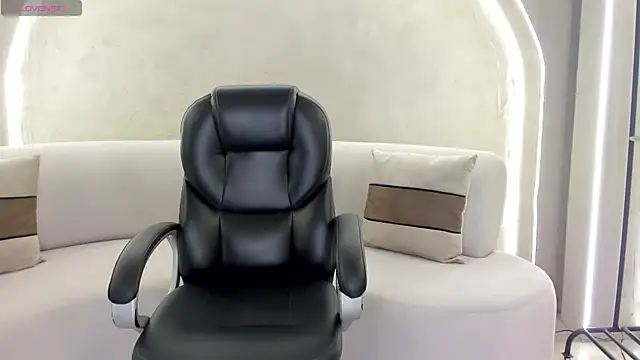 LizzHamilton   online show from September 2025 07:46:02 PM