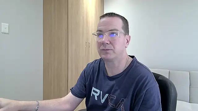 BrettJ81 online show from October 2025 01:21:01 PM